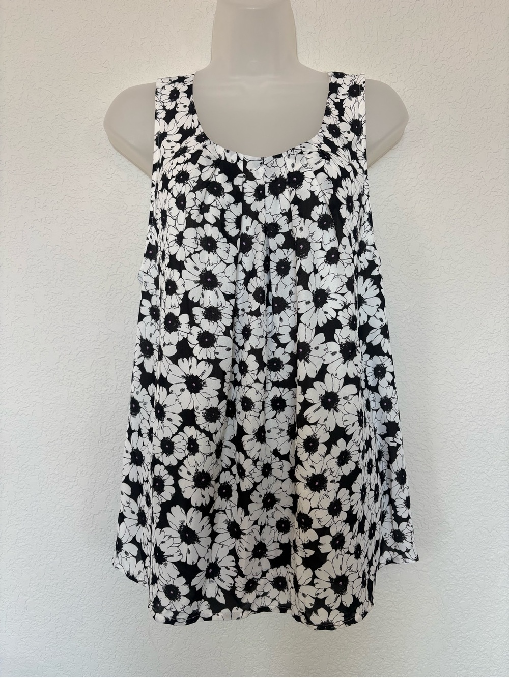 Elle Black & White Floral Scoop Neck Tank